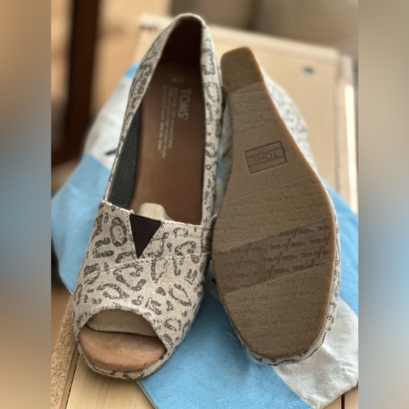 TOMS Ladies Espadrilles, size 9 NWOT - Picture 3 of 4